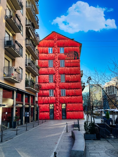 红褐色混凝土建筑